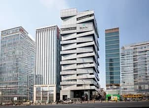 블랑쉬 치과의 라미네이트 표면 마감을 보여주는 치아 보철 샘플 클로즈업